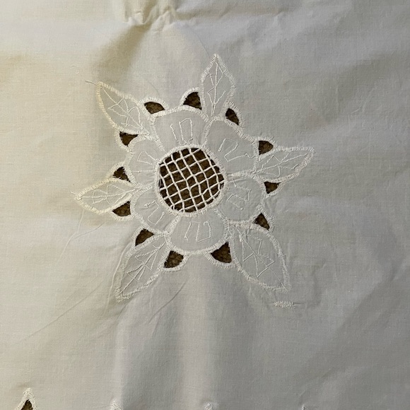 Vintage White Linen Table Cloth Stitch Floral & Crocheted Scallop Border 59”x87” - Picture 2 of 3